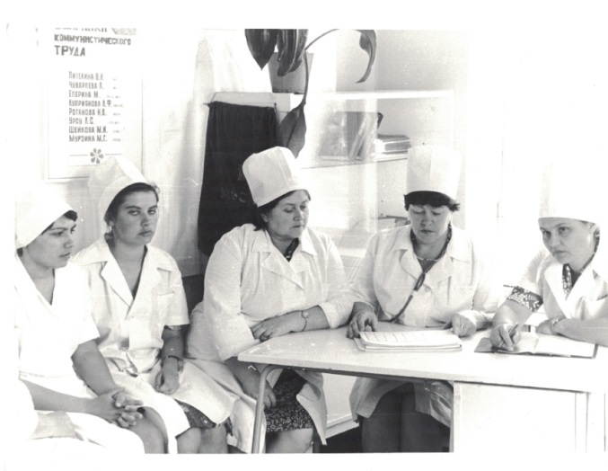 Куприянова Л.Ф. проводит оперативное совещание. 1977 г.