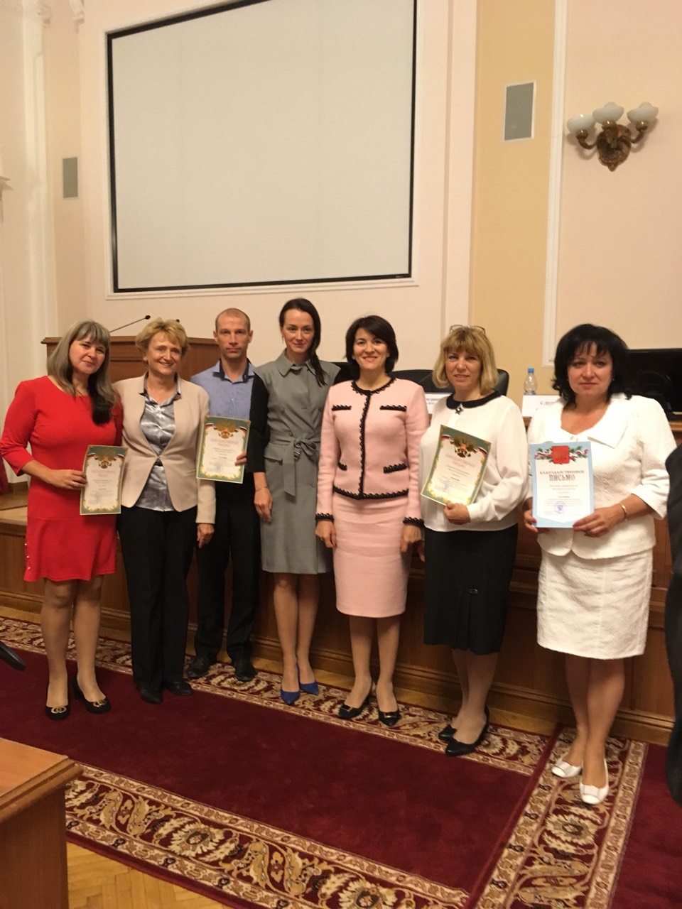 Групповое фото с благодарственными письмами комитета здравоохранения Волгоградской области